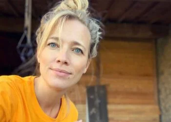 FOTO: Actrice Jennifer Hoffman (43) deelt gewaagde spiegelfoto in bikini