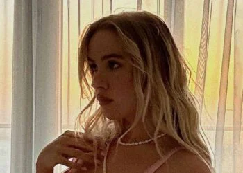 FOTO’S: Juultje Tieleman onthult gewaagde roze lingerie look tussen de lakens