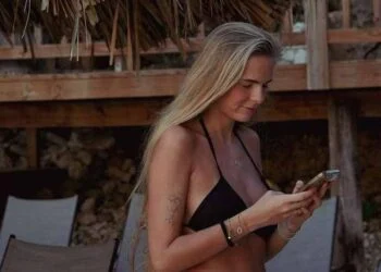 FOTO: Lies Zhara deelt foto in haar story in topje dat bijna afzakt