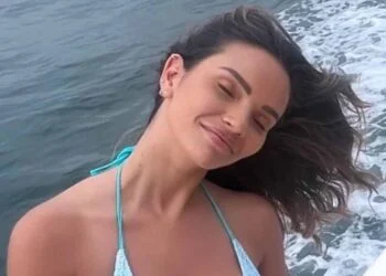 FOTO: Monica Geuze deelt nieuwe foto op een bootfeestje in bikini