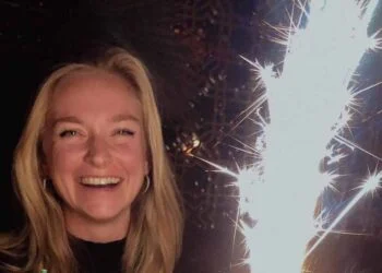 FOTO: Actrice Pip Ellens deelt een uitdagende foto in een te klein badpak