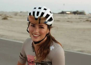 FOTO’S: Puck Moonen past maar net in haar vrolijke topjes op vakantie