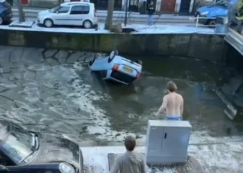 VIDEO: Heldhaftige student springt in ijskoud water om vrouw uit auto te redden