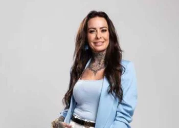 VIDEO: Wendy van Hout (vriendin Gillis) draagt ver openstaand jumpsuit