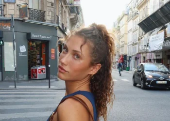 FOTO: Noor Omrani schittert met kokosnoten in oranje bikini