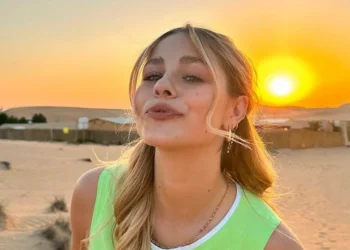 FOTO: Steffi Mercie deelt bikinifoto terwijl ze geniet van een cocktail in het zwembad