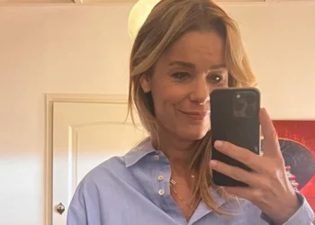 FOTO: Froukje de Both plaatst spiegelfoto in glittershirt met laag decolleté