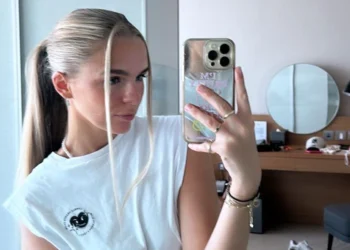 FOTO: Lies Zhara deelt haar mooiste spiegelfoto in uitdagend jurkje