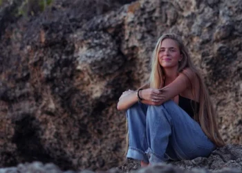 FOTO’S: Lies Zhara knalt bijna uit haar bikini topje op het prachtige Curaçao