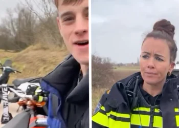 VIDEO: Groep jongens gaan discussie aan met vrouwelijke politieagente