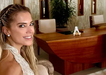 FOTO’S: Sylvie Meis deelt foto’s in Duits jurkje met laag decolleté