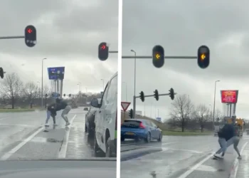 VIDEO: Verkeersruzie wordt bij het stoplicht op opmerkelijke wijze opgelost
