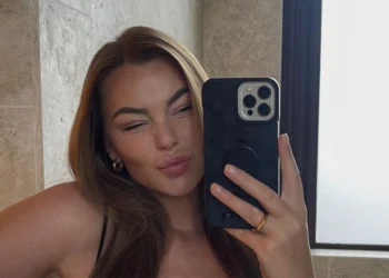 FOTO: Vivian Hoorn deelt gewaagde spiegelfoto in badpak op Instagram