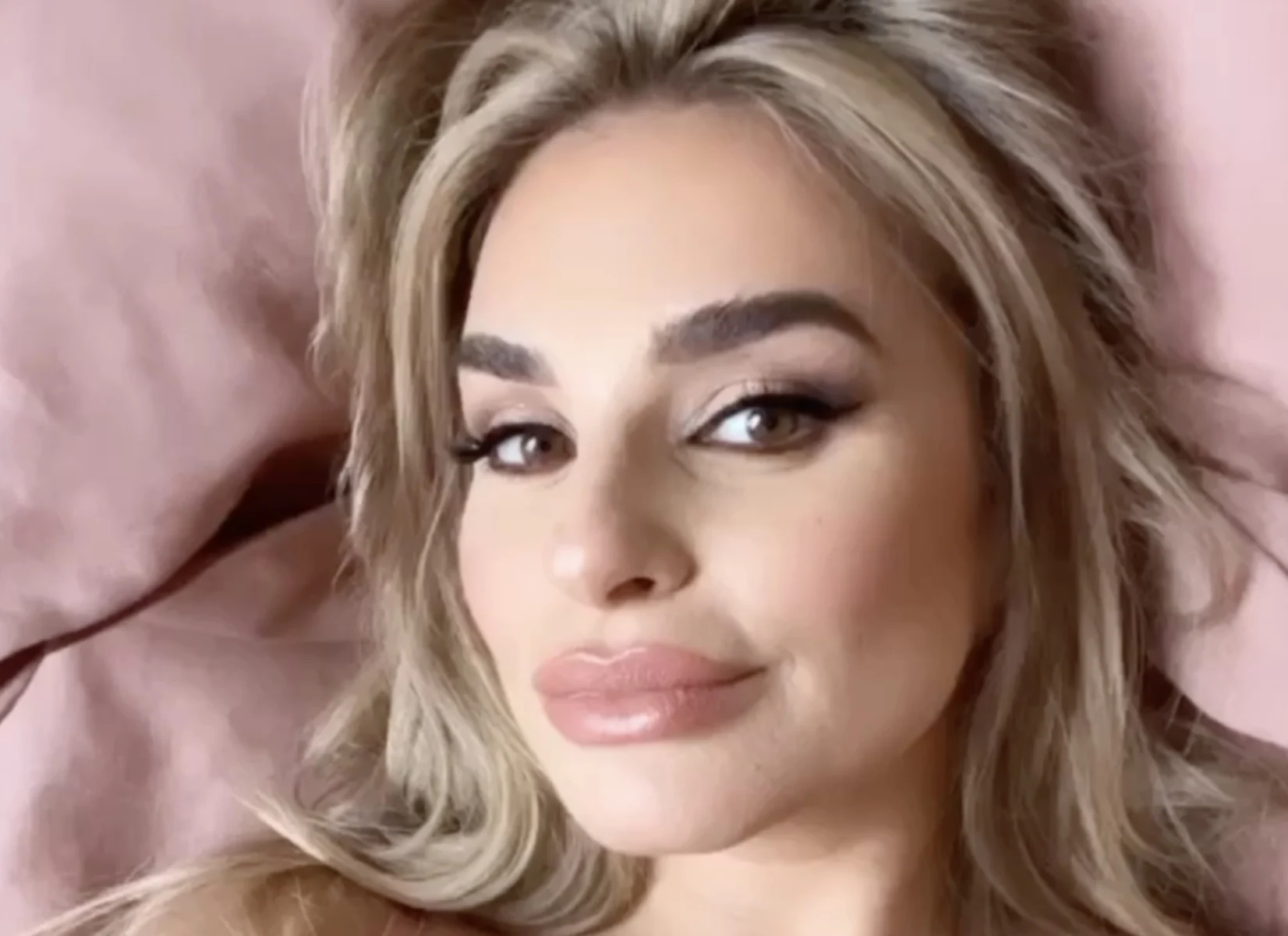 VIDEO: Gaby Blaaser lekt haar eigen pikante slaapkamerbeelden op Instagram