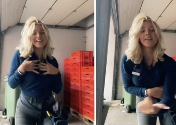 VIDEO: Bloedhete Aldi-medewerkster zoekt opnieuw de randjes op in het magazijn