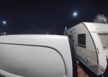VIDEO: Aso in Gemert steekt voor tweede keer caravan in de fik (nu gefilmd)
