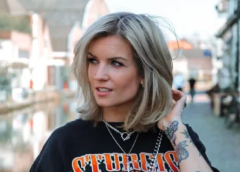 FOTO’S: Dionne Slagter ploft op de bank in uitdagende lingerie