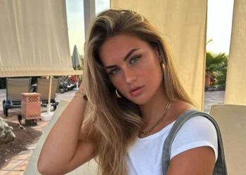 FOTO’S: Lola Hesseling maakt indruk met pikante spiegelselfie op Instagram