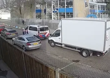 VIDEO: Politieagent lijkt toe te zijn aan weekend en ramt een stilstaand busje