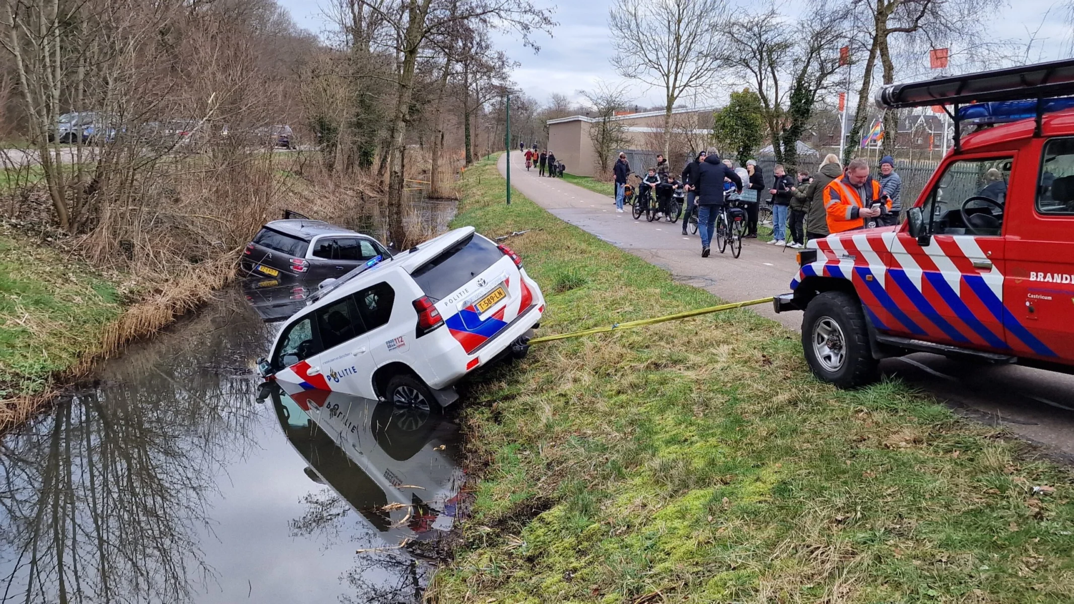Politiewagen te water na vergeten handrem, Zeeweg in Castricum