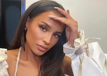 FOTO: Zangeres Yade Lauren deelt opmerkelijke foto vanuit de kleedkamer