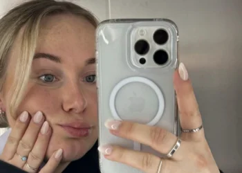 VIDEO: Myron Koops doet leuke oefeningen in de sportschool in strakke sportlegging