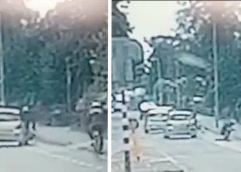 VIDEO: Wielrenner vliegt over de kop na aanrijding met auto