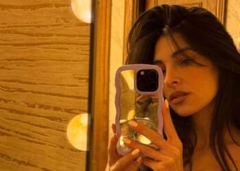 FOTO: Anna Nooshin deelt spiegelfoto waarin ze bijna uit haar topje knalt