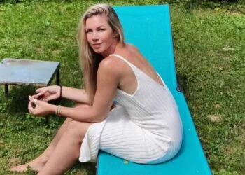 FOTO: Anouk Hoogendijk duikt in bikini in een meertje en deelt de beelden