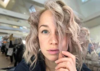 FOTO: Actrice Anouk Maas deelt gewaagde bikini-foto vanaf een onbewoond eiland