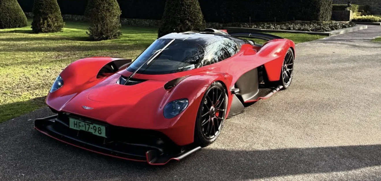 Video Deze Felrode Aston Martin Valkyrie Spider Meldt Zich In Nederland