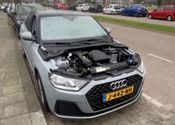 VIDEO: Opmerkelijke diefstal: dief gaat voor Audi-motorkap, boekjes en matjes.