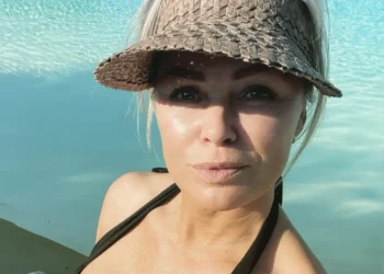 FOTO: Bridget Maasland deelt foto aan het zwembad in een tropisch oord