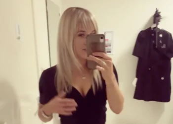 FOTO: Britt Dekker is op vakantie en deelt een bikinifoto bij het zwembad