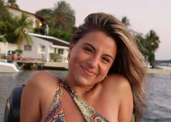 VIDEO: Daphne Hardijzer deelt fijne zonnebrandtutorial vanaf haar vakantieadres