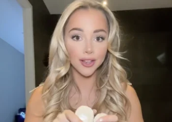 VIDEO: Emma Heesters maakt tongen los met ‘behind the scenes’ video in openstaande jurk