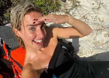 FOTO: Iris Enthoven deelt foto’s in lingerie met twee vriendinnetjes