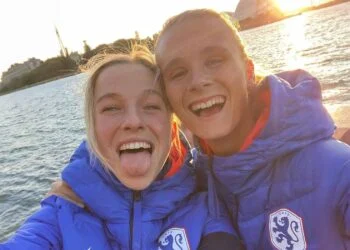 VIDEO: Jackie Groenen geniet van een stranddag in bikini in een opblaasbare band