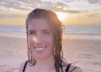 VIDEO: Marieke Elsinga doet ochtendduik in lingerie om de dag goed te beginnen