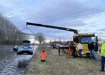 VIDEO: Blauwe Mercedes GTR AMG (€277.969,-) moet uit het water getild worden