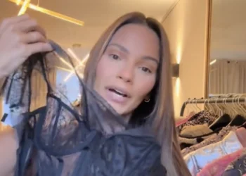 VIDEO: Monica Geuze heeft advies nodig in gewaagde ‘get ready with me’ video