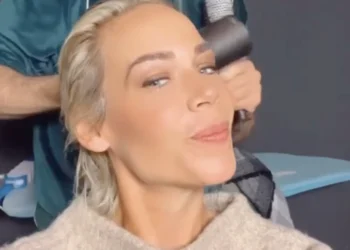 VIDEO: Nicolette Kluijver deelt bikini-momenten met haar vierpotige vriendje