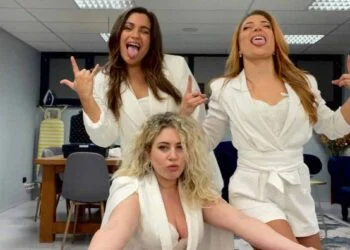 FOTO: OG3NE’s Lisa deelt een foto in een openstaand badpak op het strand