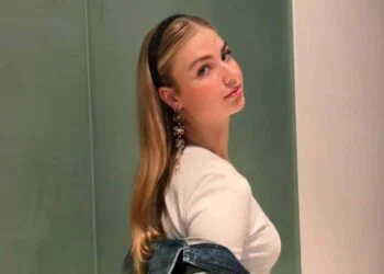 FOTO’S: Roxy Dekker uit de kleren voor aankondiging van haar nieuwe single