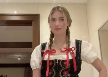 VIDEO: Ook Roxy Dekker gooit de heupen los in een aantrekkelijke Tiroler-outfit