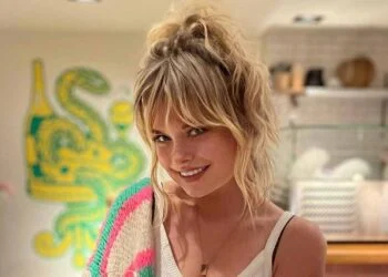 FOTO: Sylvana IJsselmuiden daagt een man uit aan de bar terwijl ze een erg strak shirtje draagt