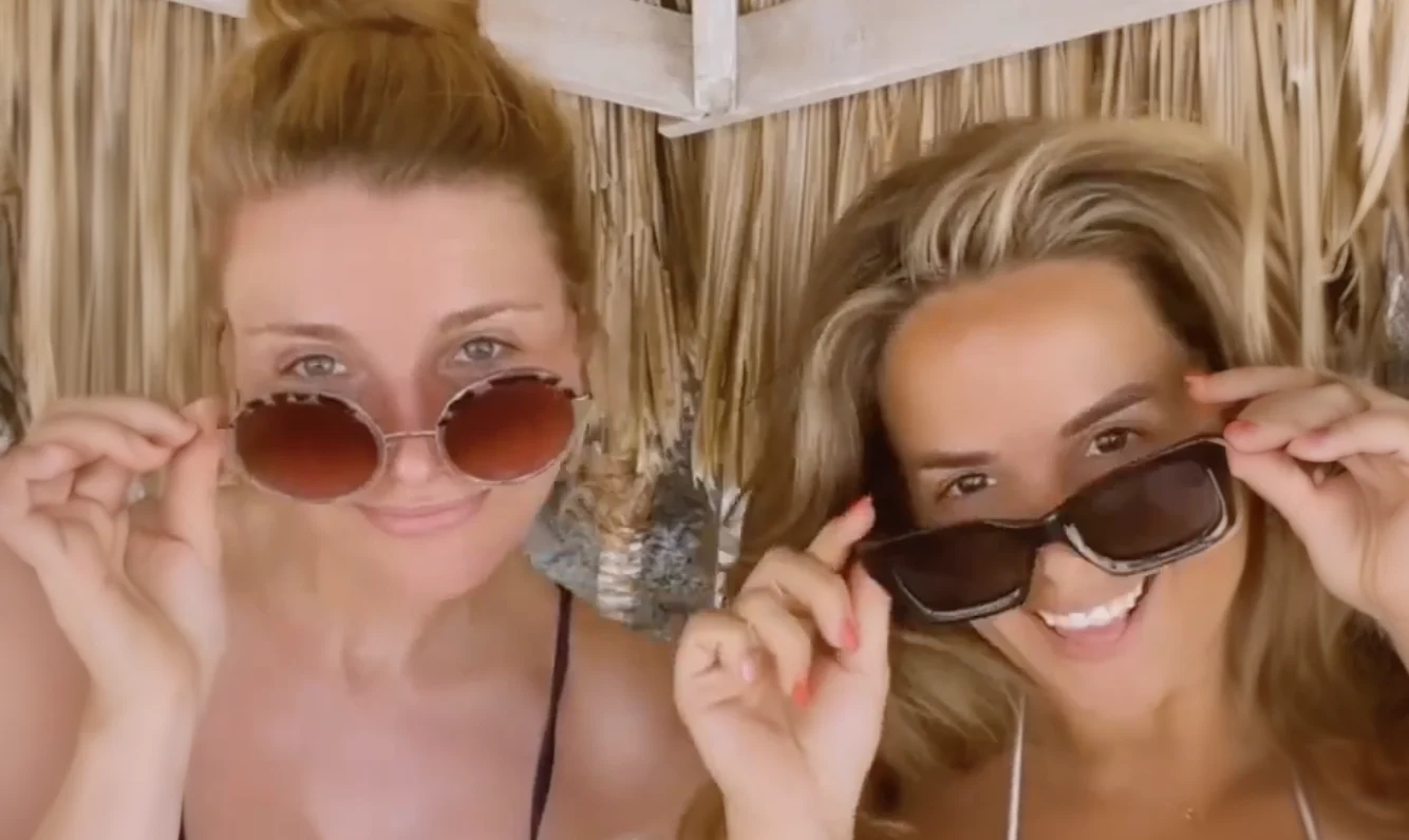 VIDEO: Welmoed Sijtsma en vriendin verrassen met zomerse moves in bikini