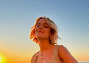 FOTO: Pommelien Thijs (22) deelt zomerse foto in kort topje op het strand