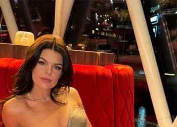 FOTO: Het jasje van Davina Michelle staat iets te ver open op spiegelfoto