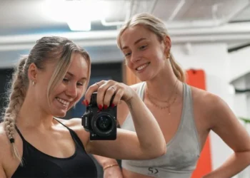 FOTO’S: Joelle Denice (vriendinnetje Myron Koops) verrast met fotoshoot op het strand